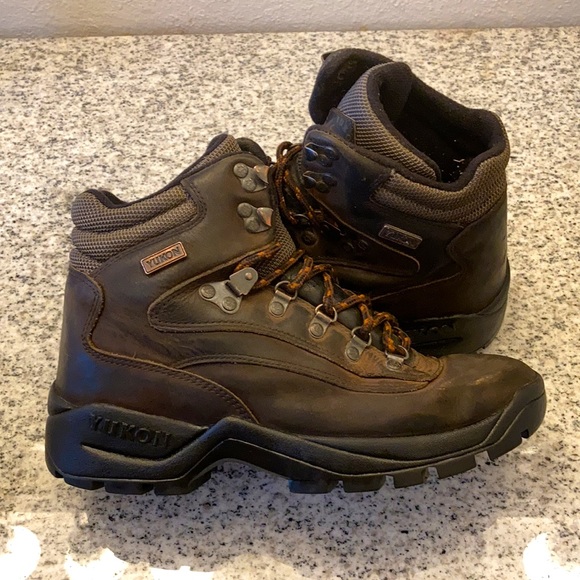 Yukon kids leather work boots. Used like new. Snow and water proof - Picture 3 of 9